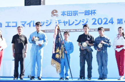 学生自動車部応援部の大会の様子